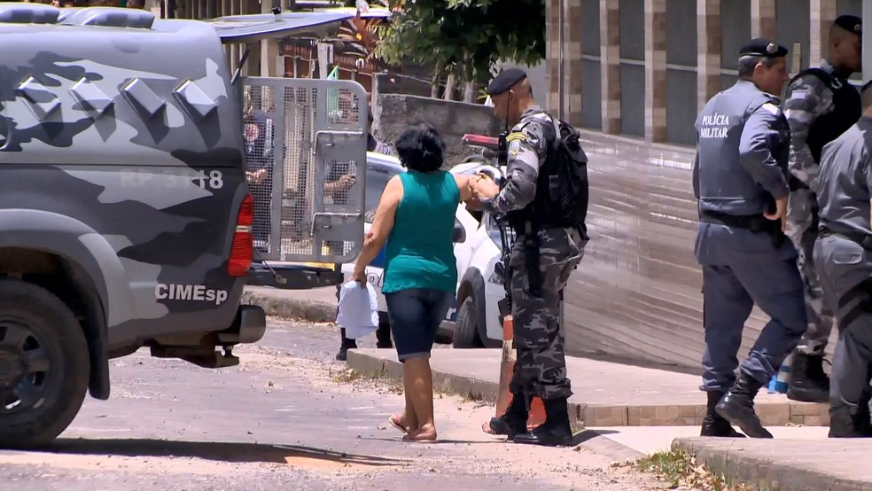 Idosa sendo amparada pelos policiais após ser feita refém (Foto: Ronaldo Rodrigues/ TV Gazeta)