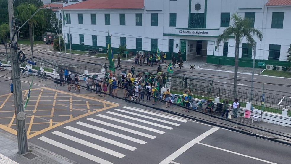 Às 17h37, bolsonaristas começaram a sair de dentro do 63º Batalhão de Infantaria, em Florianópolis — Foto: Leandro Carbone/NSC TV