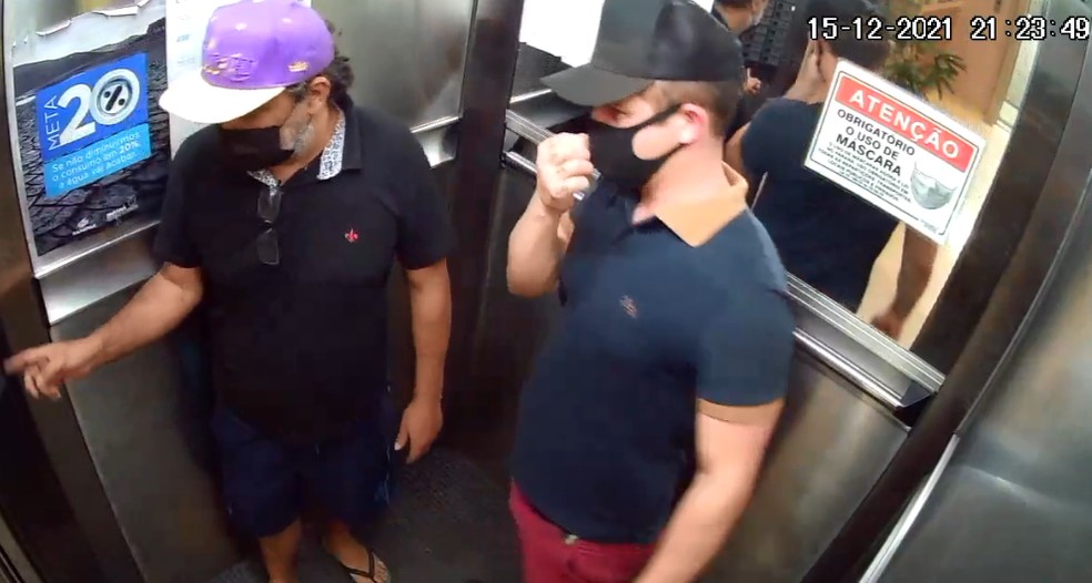 Câmeras registram o casal no elevador do prédio da vítima, horas antes do crime — Foto: Divulgação/PC-PR