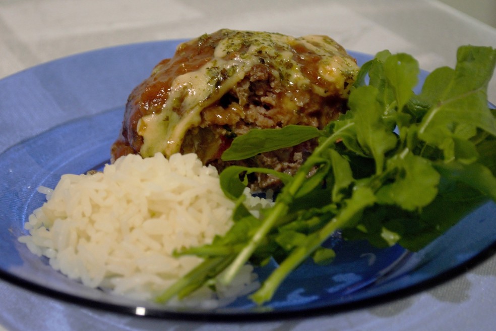 Bolo de carne à parmegiana pode ter como acompanhamento arroz branco e salada — Foto: Stephanie Fonseca/G1
