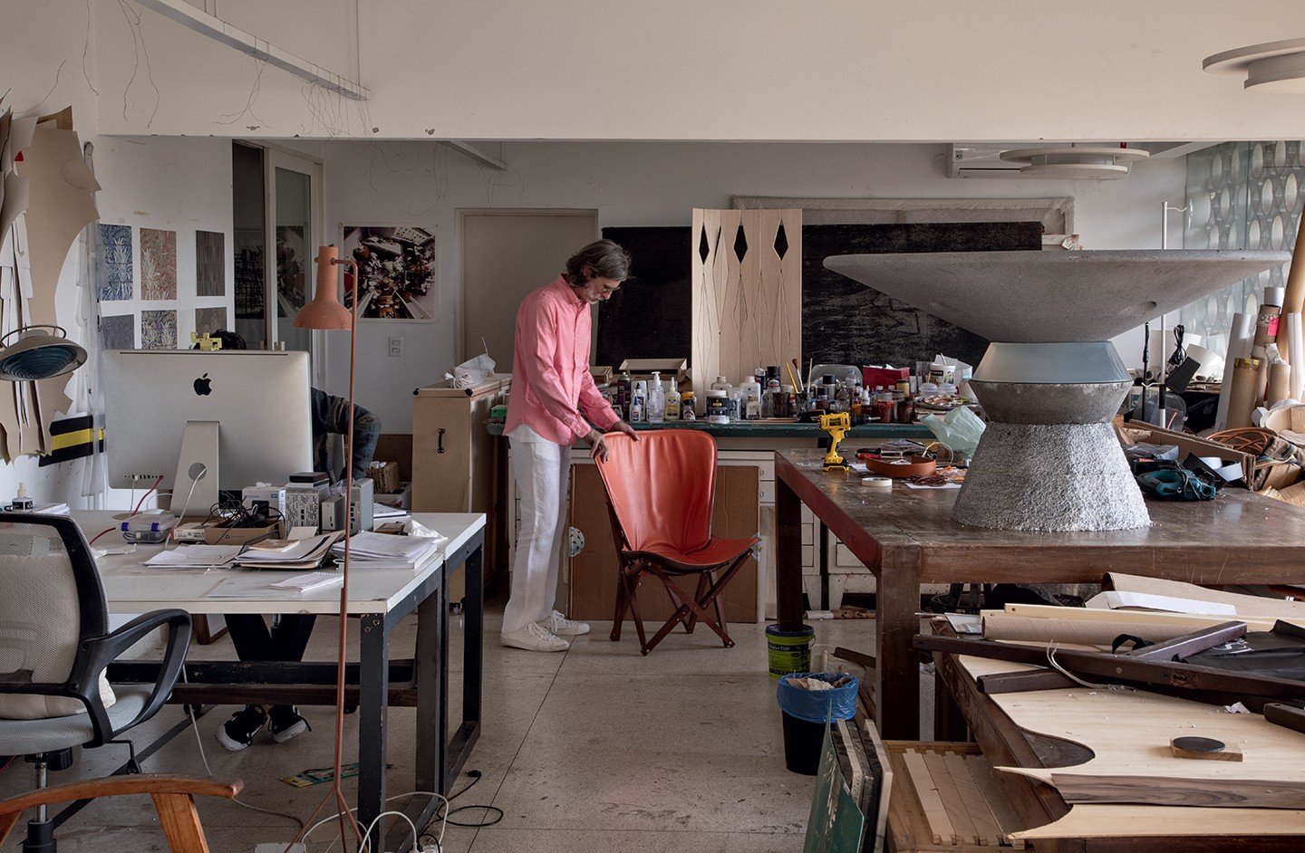 O diretor de arte Ricardo Van Steen mostra os detalhes de sua morada multidisciplinar de 450 m² (Foto: Ruy Teixeira)