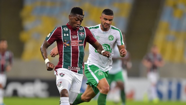 Yony González, do Fluminense, em ação contra a Chapecoense