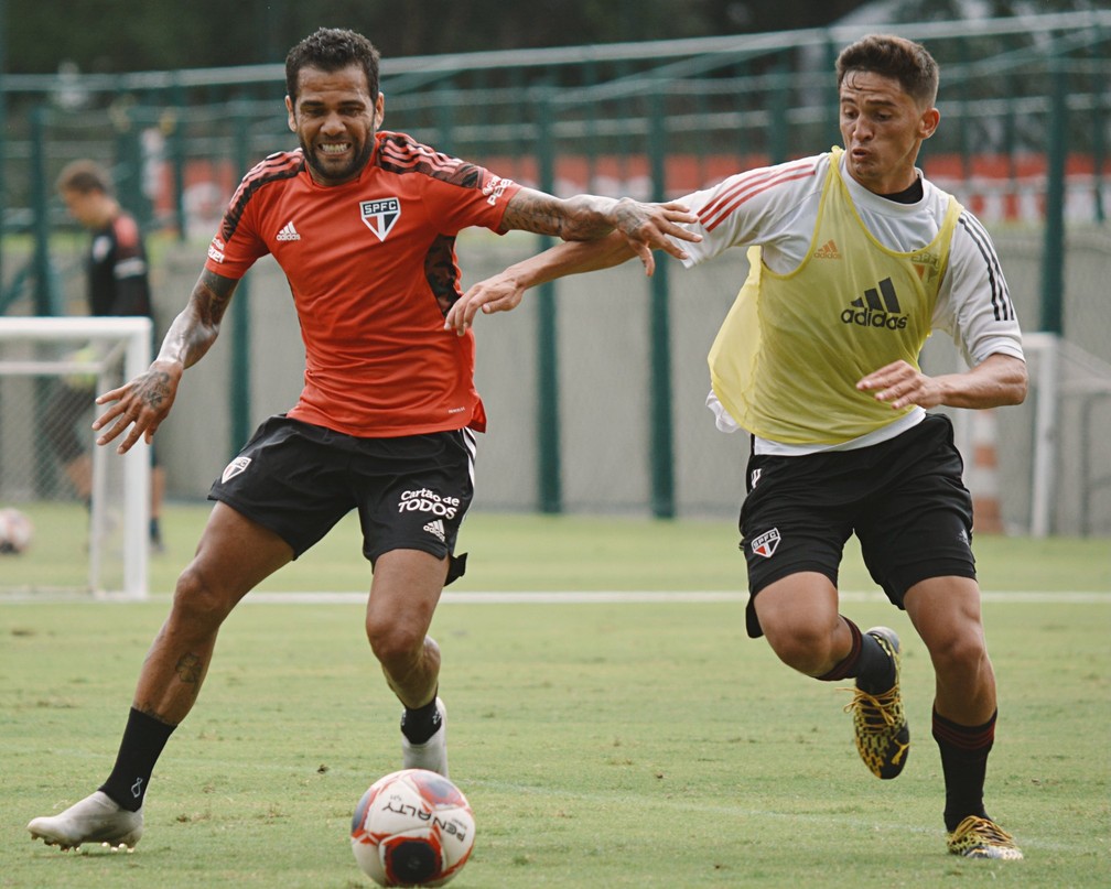 Daniel Alves em treino com o sub-20 do São Paulo — Foto: Reprodução