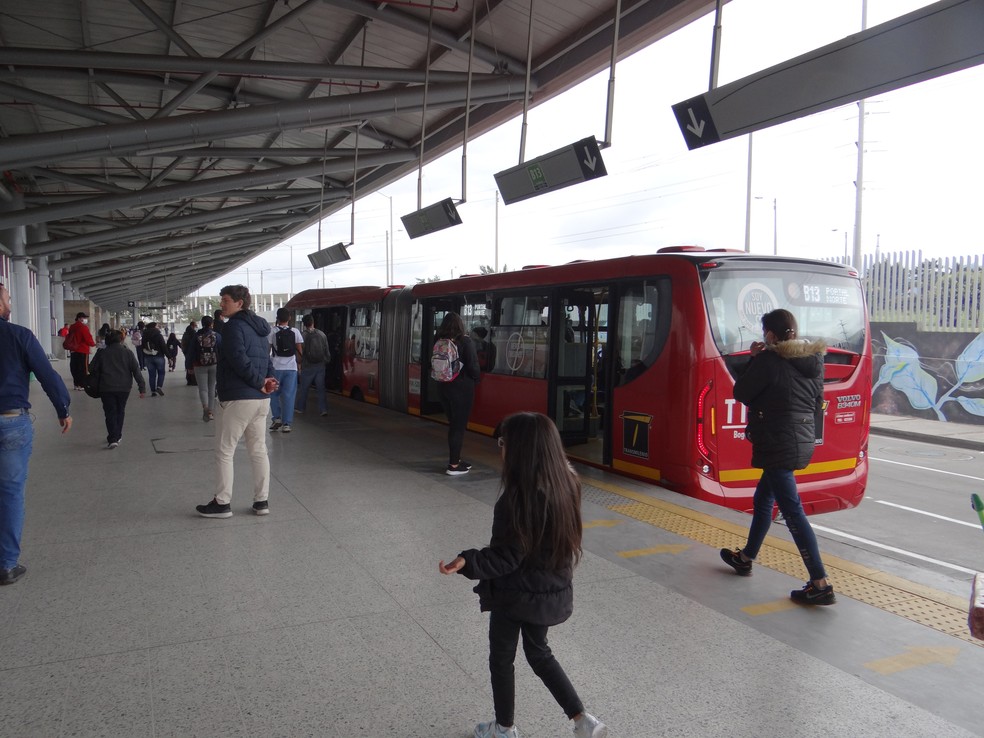 Veículos articulados e biarticulados permitem maior capacidade de passageiros do BRT em Bogotá, na Colômbia — Foto: Cau Rodrigues/g1
