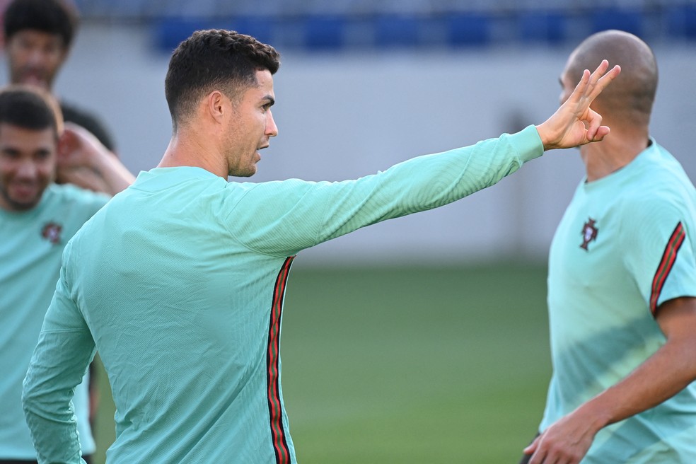 Portugal de Cristiano Ronaldo enfrenta nesta quarta-feira a França, em Budapeste — Foto: AFP