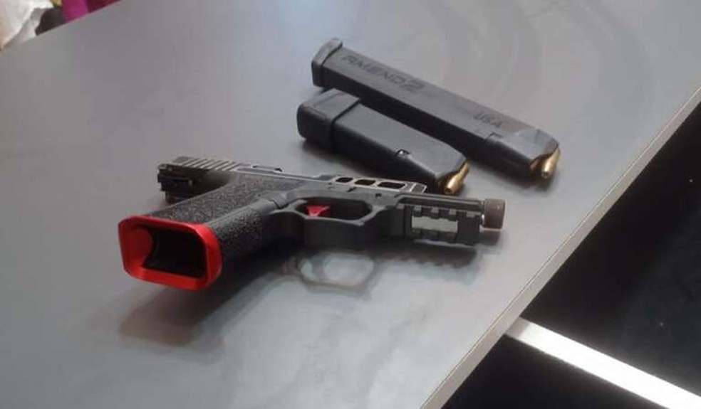 Uma arma de fogo foi apreendida durante cumprimento de mandados de busca e apreensão no Ceará. — Foto: SSPDS/Reprodução