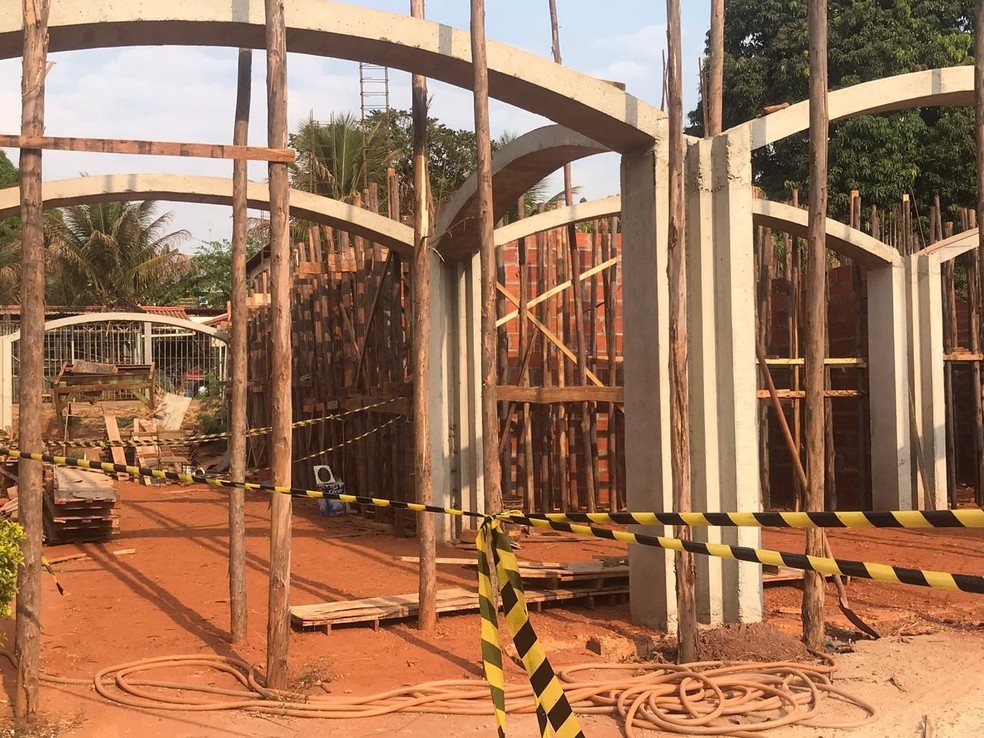 Padre Kazimerz Wojn, de 71 anos, estava em uma da igreja obra quando os assaltantes chegaram  — Foto: TV Globo/Reprodução