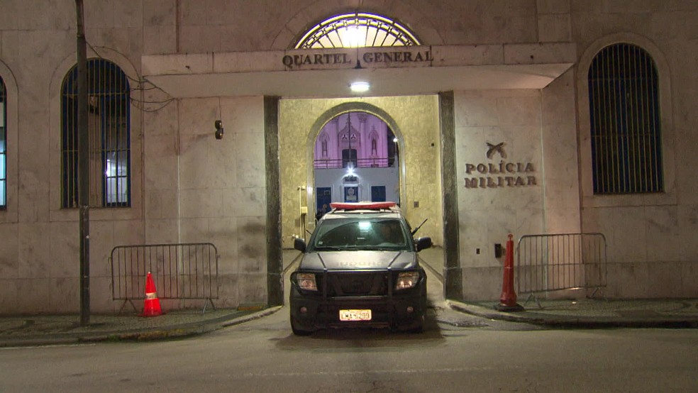 PMs deixam o QG, no Centro do Rio, rumo ao Sul Fluminense — Foto: Reprodução/TV Globo