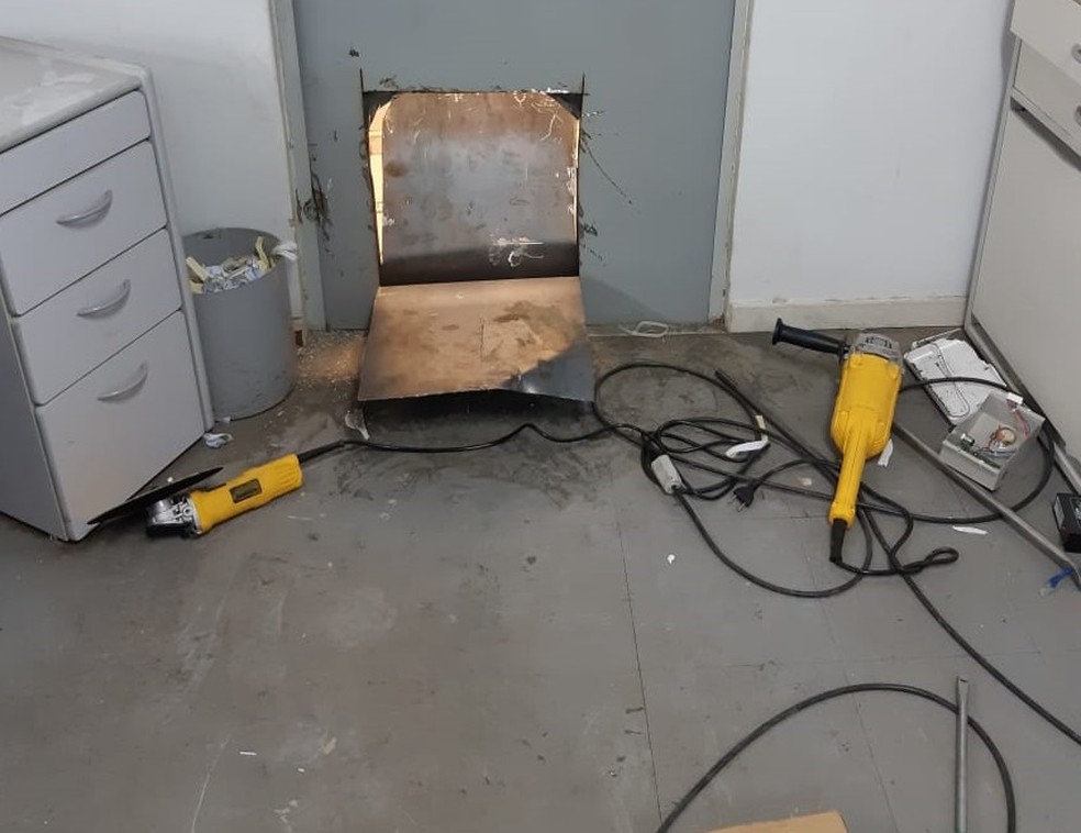 Criminosos cortaram parte de porta que dÃ¡ acesso ao cofre â Foto: PM-MT/Assessoria