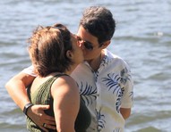 Claudia Rodrigues e Adriane Bonato trocam beijos e tomam água de coco no Rio