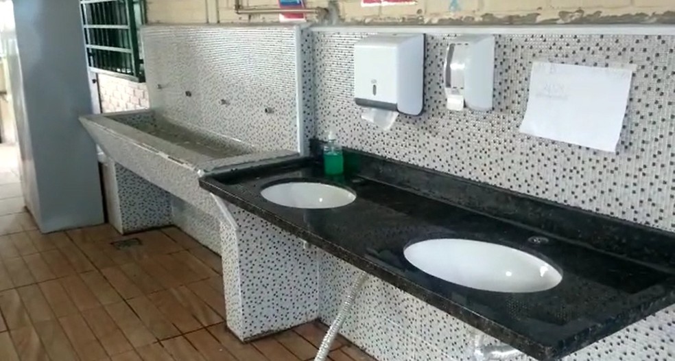 Banheiro masculino da Escola Estadual Norberto de Souza Pinto sem as torneiras — Foto: Foto: Wagner Souza