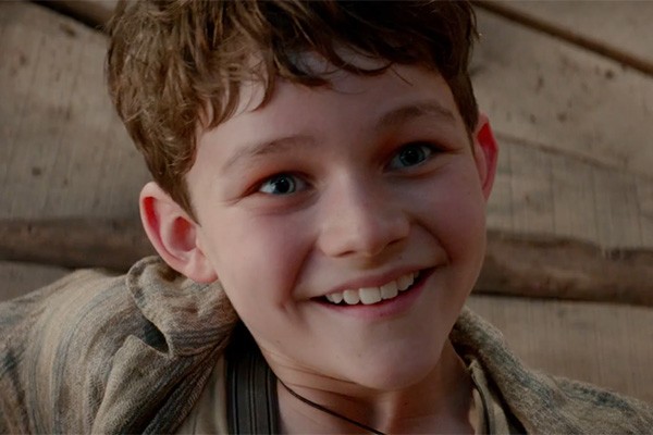 O novato Levi Miller vive Peter Pan no novo filme de Joe Wright (Foto: Reprodução/Youtube)