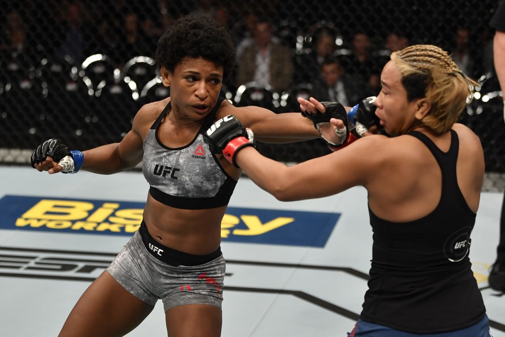 Angela Hill dominou Loma Lookboonmee e venceu por unanimidade no UFC Auckland — Foto: Getty Images
