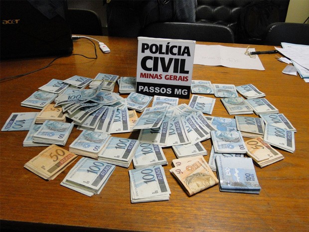 Polícia encontra dinheiro enterrado em Passos. (Foto: Polícia Civil)