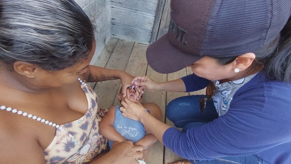 Vacinação contra poliomielite em Benjamin Constant, no Amazonas — Foto: Rôney Elias/Rede Amazônica