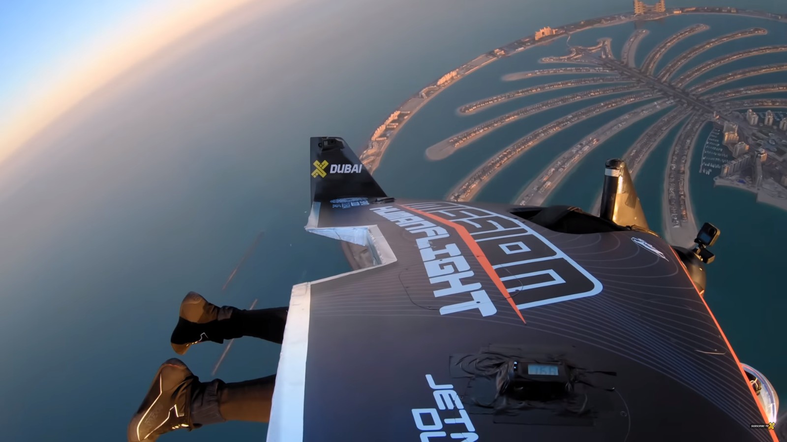 'Homem-jato' realiza voo incrível em Dubai; veja vídeo (Foto: Reprodução Youtube/XDubai)