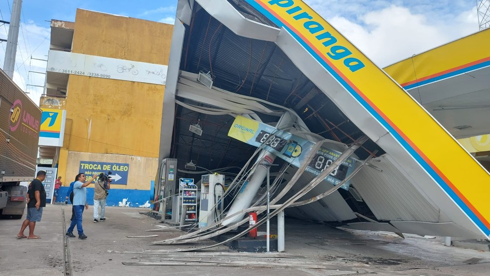 Carreta atingiu um posto de combustíveis em Manaus — Foto: Karla Melo/Rede Amazônica