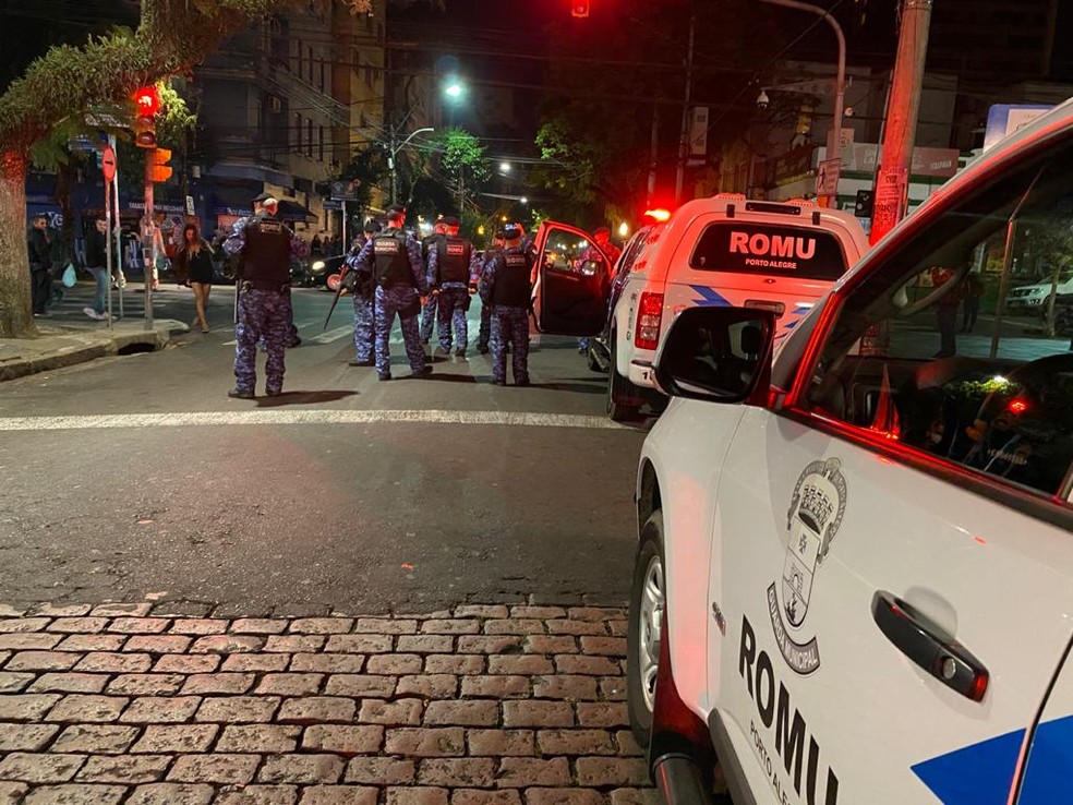 Guarda Municipal de Porto Alegre agiu em pontos da Capital que costumam reunir pessoas  — Foto: Matheus Felipe/RBS TV