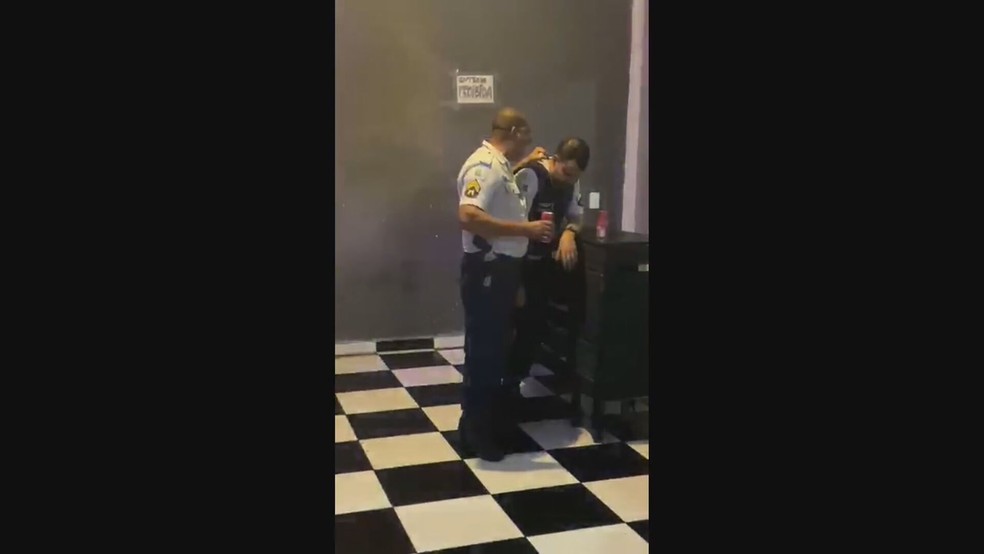 Policiais militares do Distrito Federal são flagrados bebendo fardados e armados em bar — Foto: Arquivo pessoal 