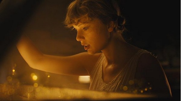 Taylor Swift em cena do clipe de Cardigan, uma das músicas de seu oitavo disco de estúdio (Foto: Instagram)