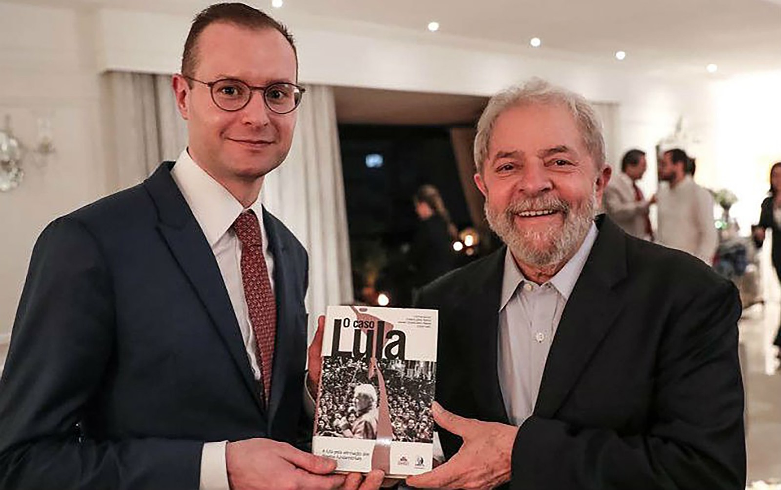 Lula com Cristiano Zanin, seu advogado nos processos da Lava-Jato.  — Foto: Ricardo Stuckert