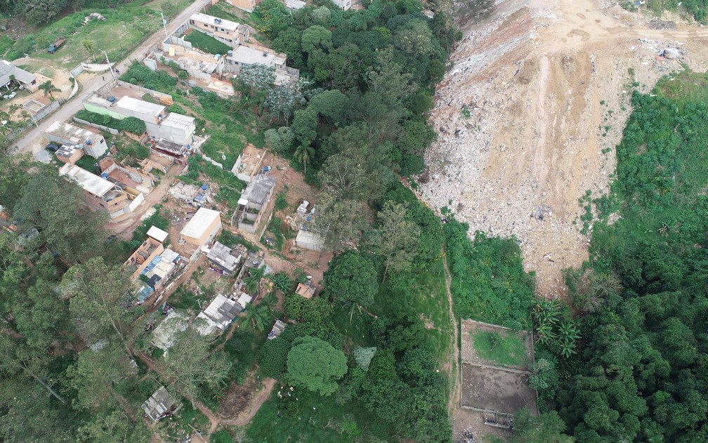 DevastaÃ§Ã£o da Mata AtlÃ¢ntica em SÃ£o Paulo tambÃ©m Ã© causada pelo descarte de entulho, como na Estrada do Araguari, no Jardim Ã‚ngela, em foto tirada em fevereiro de 2019  â€” Foto: Gabinete Gilberto Natalini/DivulgaÃ§Ã£o