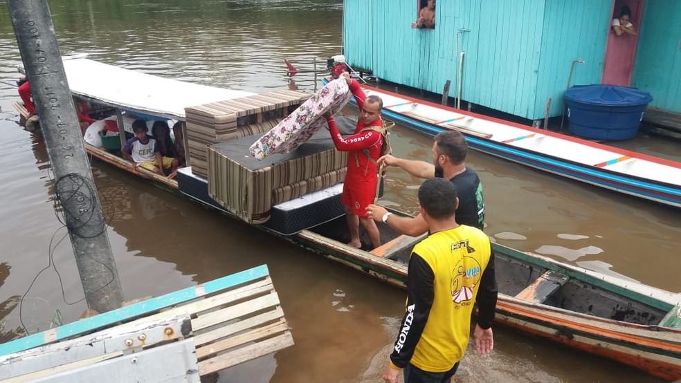 Cheia do Rio Juruá já afeta 4 mil famílias no interior do AC; duas estão em abrigo — Foto: Mazinho Rogério/G1
