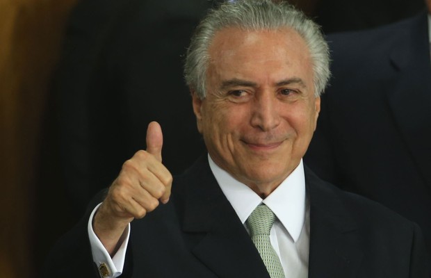 O presidente interino Michel Temer faz sinal positivo durante a posse dos ministros de seu governo em Brasília (Foto: Marcelo Casal Jr./Agência Brasil)
