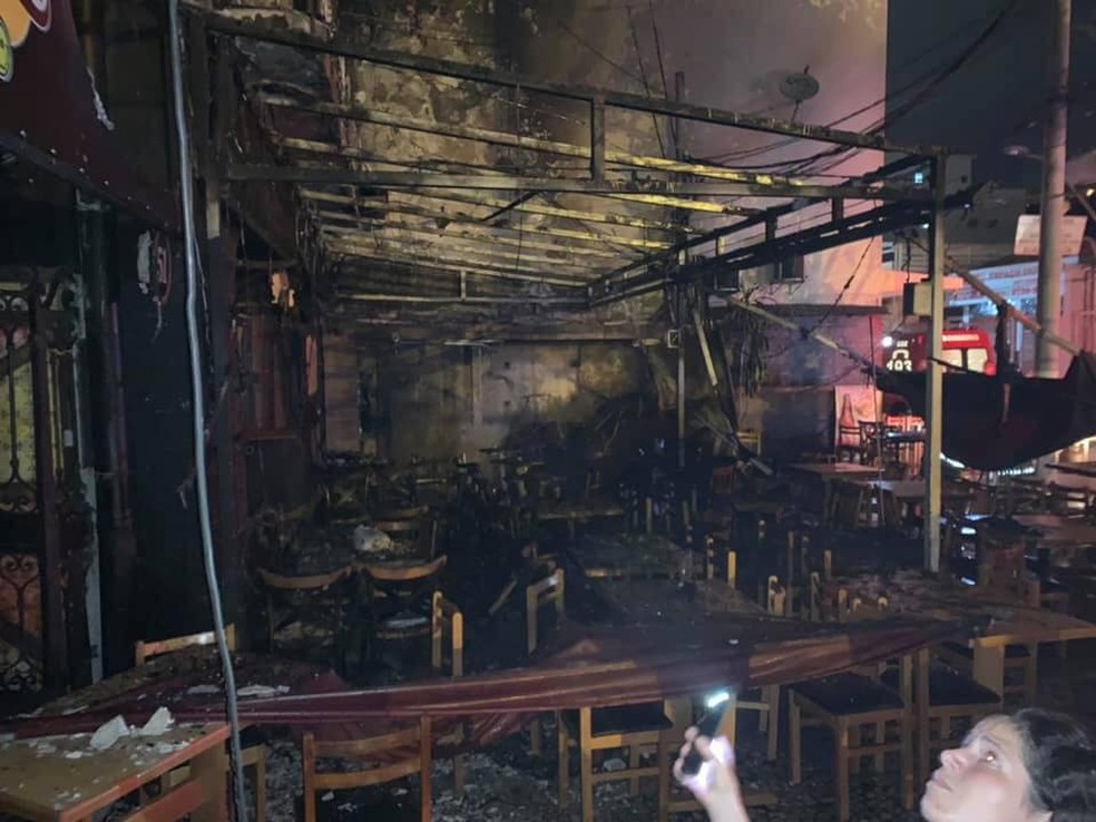 Um incêndio atingiu um bar em Icaraí, em Niterói, no início da noite desta quarta-feira (6) — Foto: Reprodução Redes Sociais