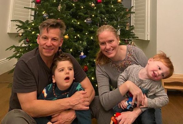 Richard Engel e Mary Forrest com os dois filhos deles, Henry e Theo (Foto: Reprodução / Instagram)