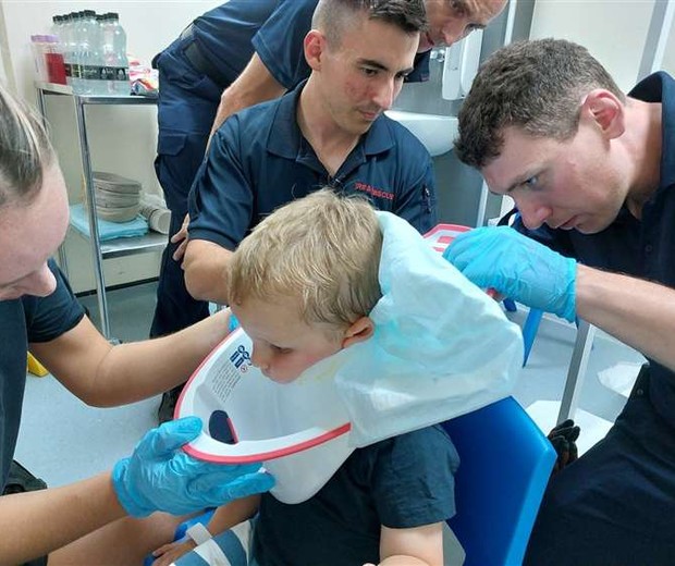 A família precisou acionar o serviço de emergência para ajudar a retirar o assento do pescoço do menino (Foto: Reprodução/Kent Online)