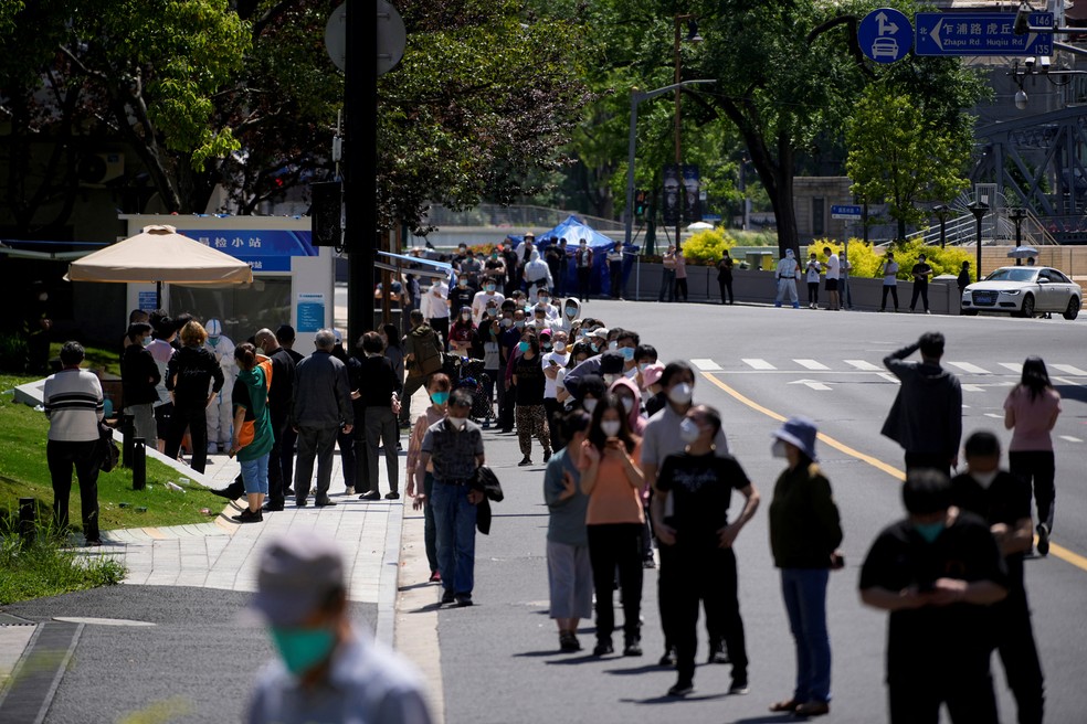 Moradores de Xangai fazem fila para testes de Covid-19 enquanto a cidade se prepara para encerrar o lockdown, em 31 de maio de 2022 — Foto: REUTERS/Aly Song
