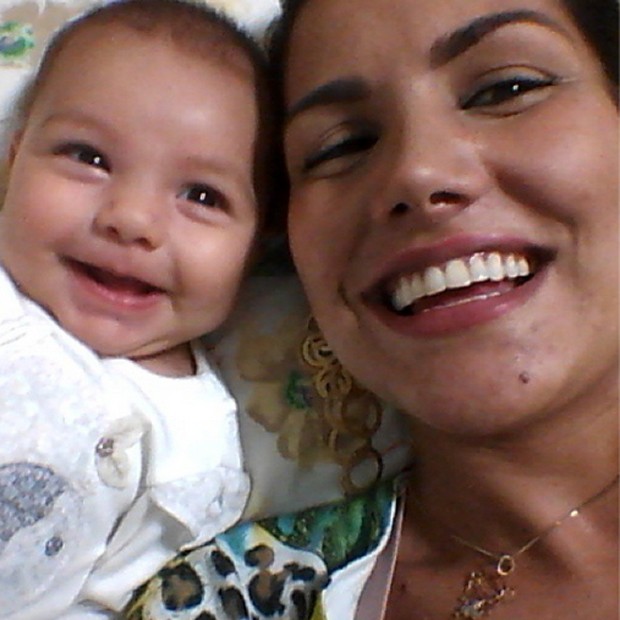 A ex-BBB Mariana Felício com a filha Anita (Foto: Reprodução / Instagram)