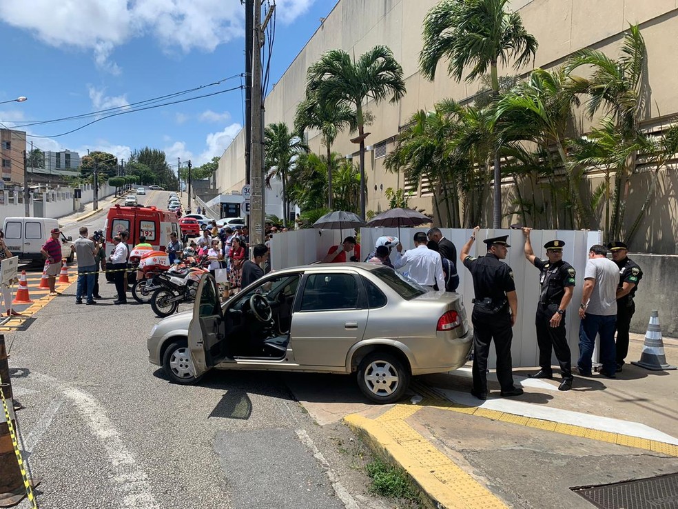 Homem foi morto a tiros dentro de carro na sa&iacute;da de um shopping em Candel&aacute;ria, na Zona Sul de Natal, em dezembro &mdash; Foto: Anna Alynne Cunha/Inter TV Cabugi