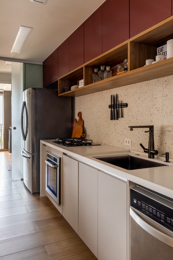 Apartamento de 90 m² tem ambientes integrados e décor marcado por madeira (Foto: André Nazareth)