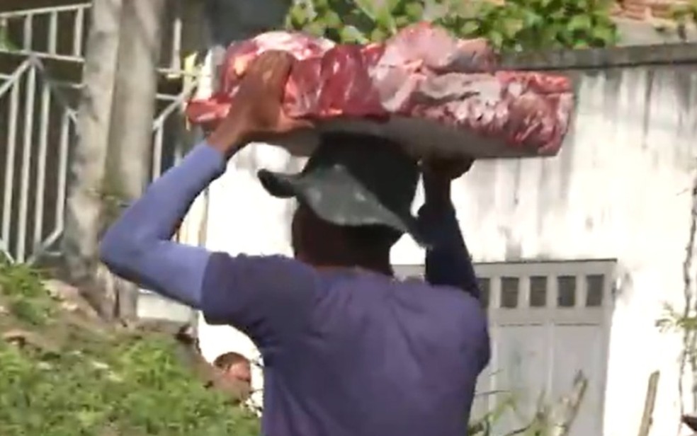 Carga é saqueada após carreta tombar na Bahia — Foto: Reprodução/TV Bahia