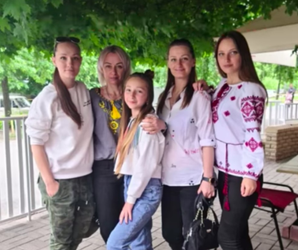 Semidyanova com suas filhas em foto sem data — Foto: Reprodução/Facebook/Julia Semidyanova