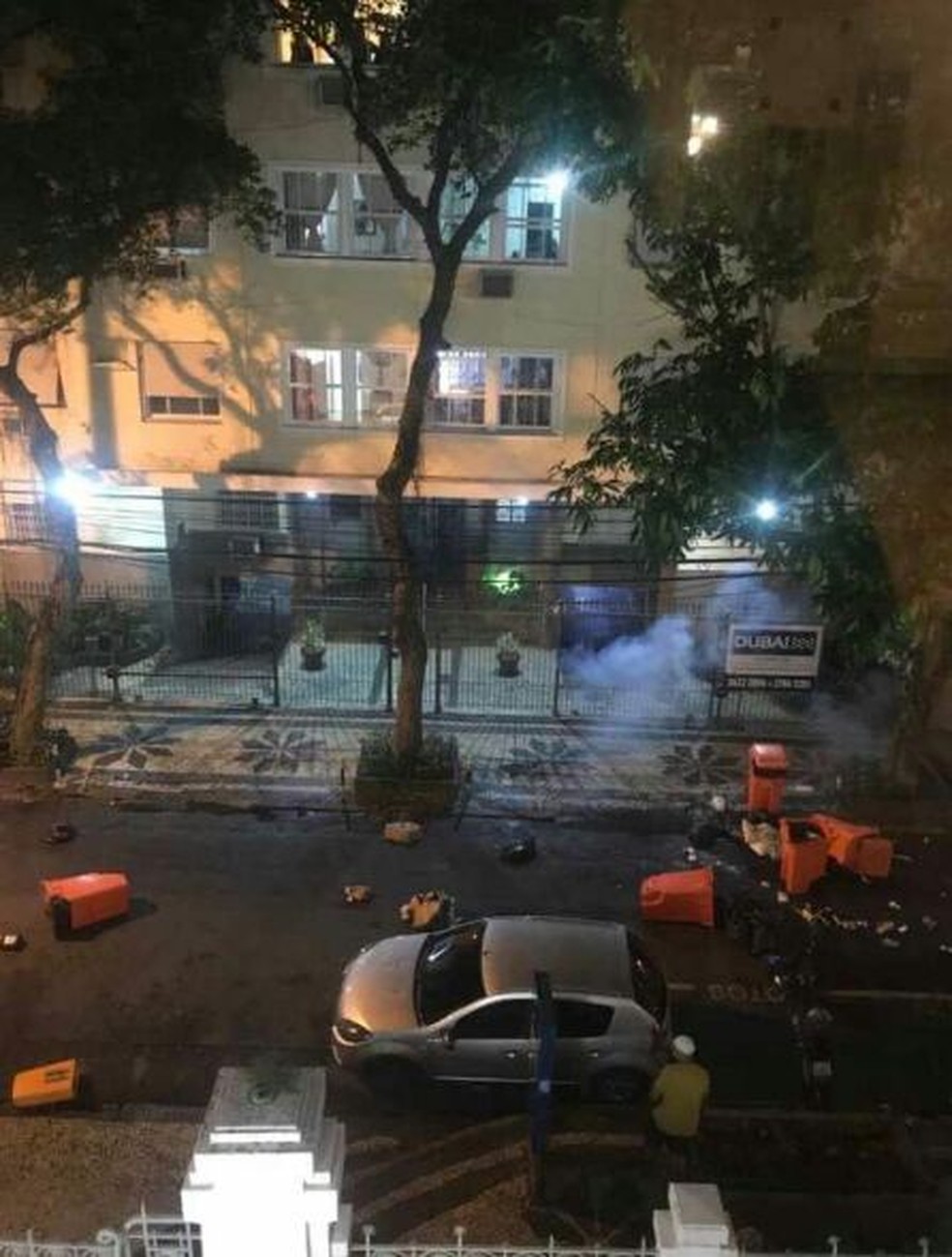 ManifestaÃ§Ã£o deixou estragos nas ruas ao redor do clube (Foto: DivulgaÃ§Ã£o)