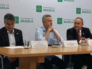 O governador Rodrigo Rollemberg entre o secretário da Casa Civil, Sérgio Sampaio (esquerda), e o adjunto da Fazenda, João Antônio Fleury (Foto: Isabella Calzolari/G1) O governador Rodrigo Rollemberg entre o secretário da Casa Civil, Sérgio Sampaio (esquerda), e o adjunto da Fazenda, João Antônio Fleury (Foto: Isabella Calzolari/G1)