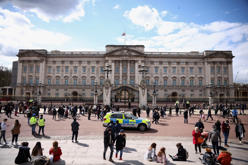 Britânicos do lado de fora do Palácio de Buckingham após o anúncio da morte do príncipe Philip da Grã-Bretanha em 9 de abril de 2021 — Foto: Henry Nicholls/Reuters