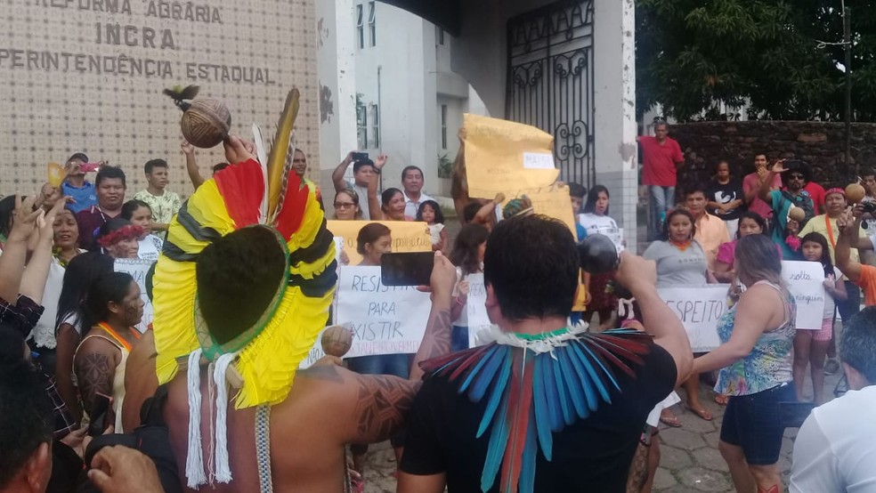 Índios realizam mobilização contra ameaça dos seus territórios em frente a sede do Incra em São Luís — Foto: Alex Barbosa/TV Mirante