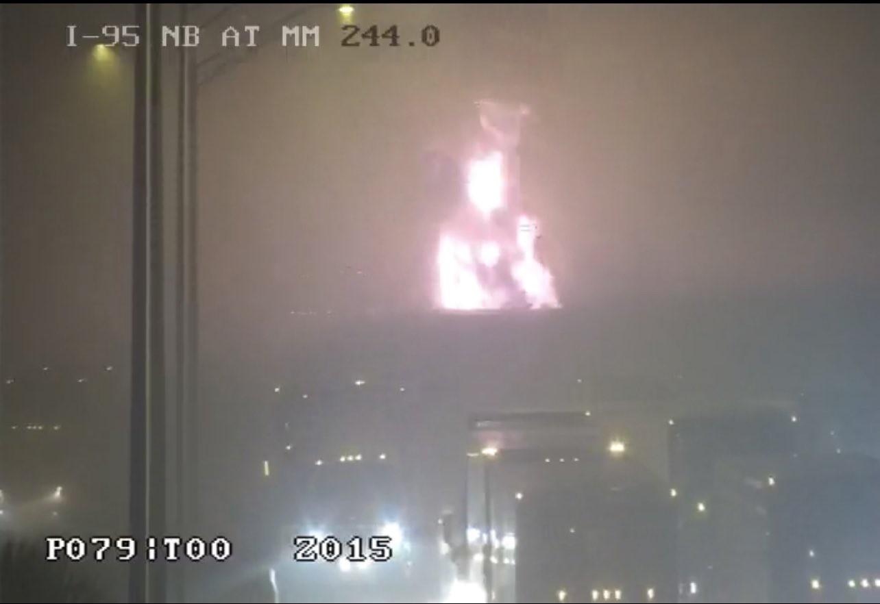 Gravações mostram incêndio após engavetamento de 25 veículos causar explosão na Flórida (Foto: Reprodução)