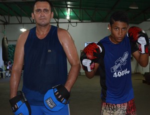 Bráulio Gomes e o atleta Tiago Timóteo (Foto: Nailson Almeida/GLOBOESPORTE.COM)