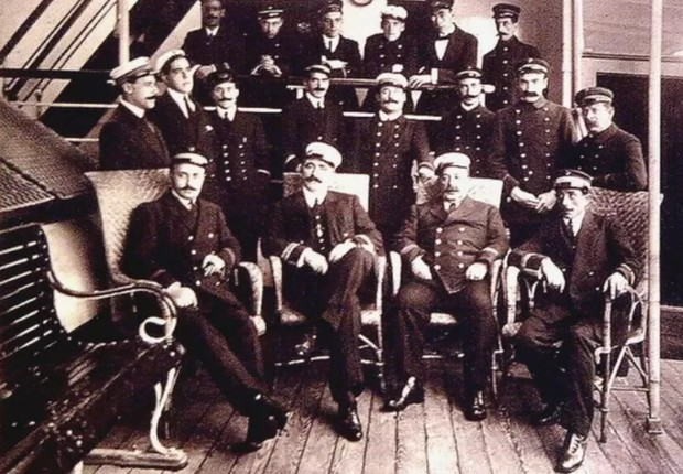 Capitão José Lotina e parte da tripulação do Príncipe de Astúrias (Foto: Divulgação)