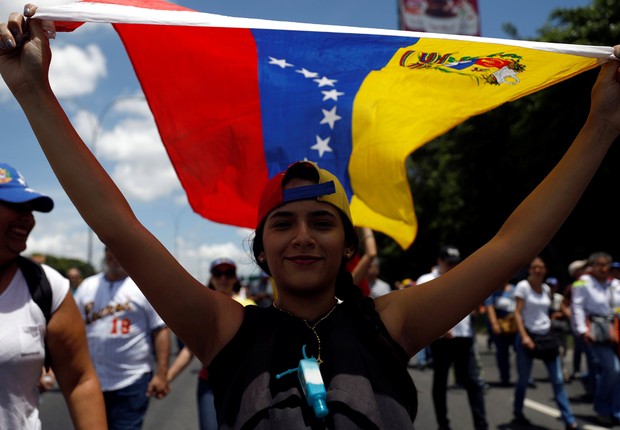 Manifestantes participam de marcha contra o governo do presidente venezuelano Nicolas Maduro em Caracas (Foto: Carlos Garcia Rawlins/Reuters)