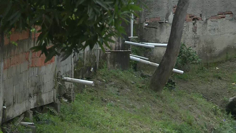 Canos que despejam esgoto diretamente em valão em Belford Roxo, na Baixada Fluminense — Foto: Andressa Gonçalves/ GloboNews