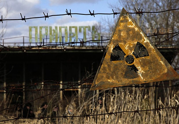 Cartaz com aviso de área radioativa é visto na área que circunda a antiga usina nuclear de Chernobyl (Foto: Diana Markosian/Wikimedia Commons/Wikipedia)