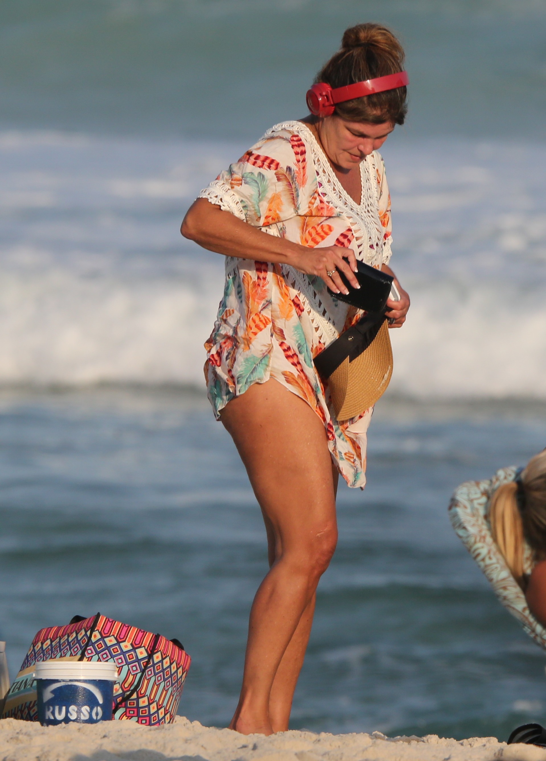 Cristiana Oliveira curte praia (Foto: AgNews)