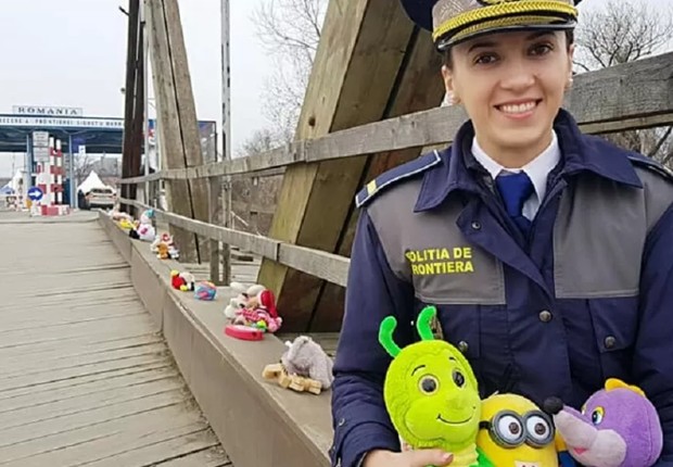 Guardas recebem crianças refugiadas com brinquedos na Romênia (Foto: Divulgação)
