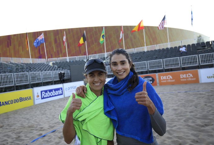 Maria Elisa (esq) e Carol celebram vitória no country quota da Holanda (Foto: Divulgação/FIVB) Maria Elisa (esq) e Carol celebram vitória no country quota da Holanda (Foto: Divulgação/FIVB)